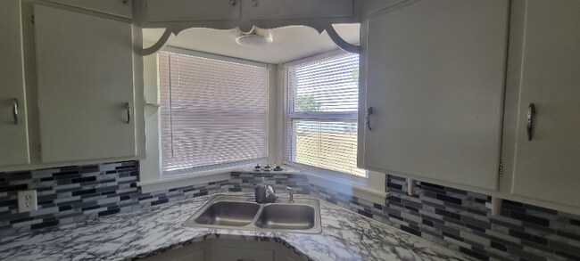 Foto del edificio - 2314 W Maple Ave