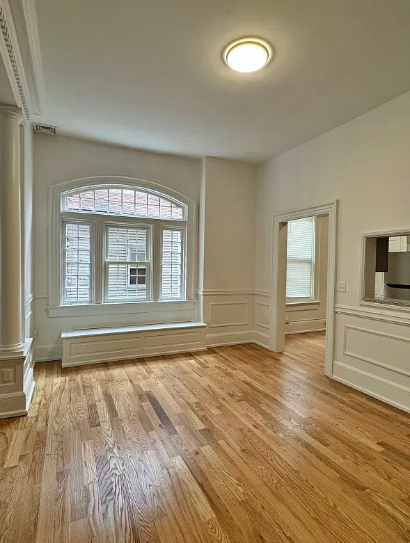 Foto del edificio - 361 W Market St
