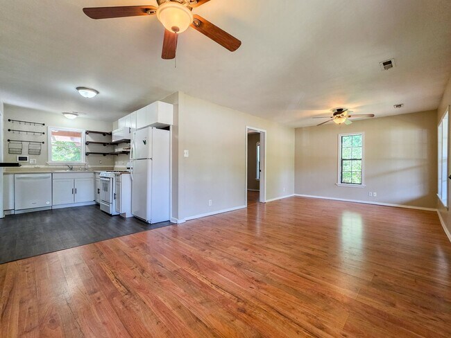 Foto del edificio - Charming 3 Bed 1.5 Bath home walkable to campus