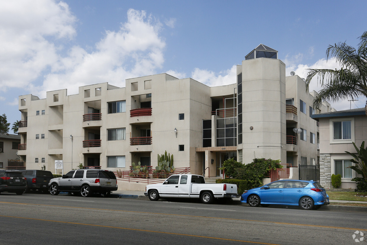 Primary Photo - Valley Vanowen Apartments