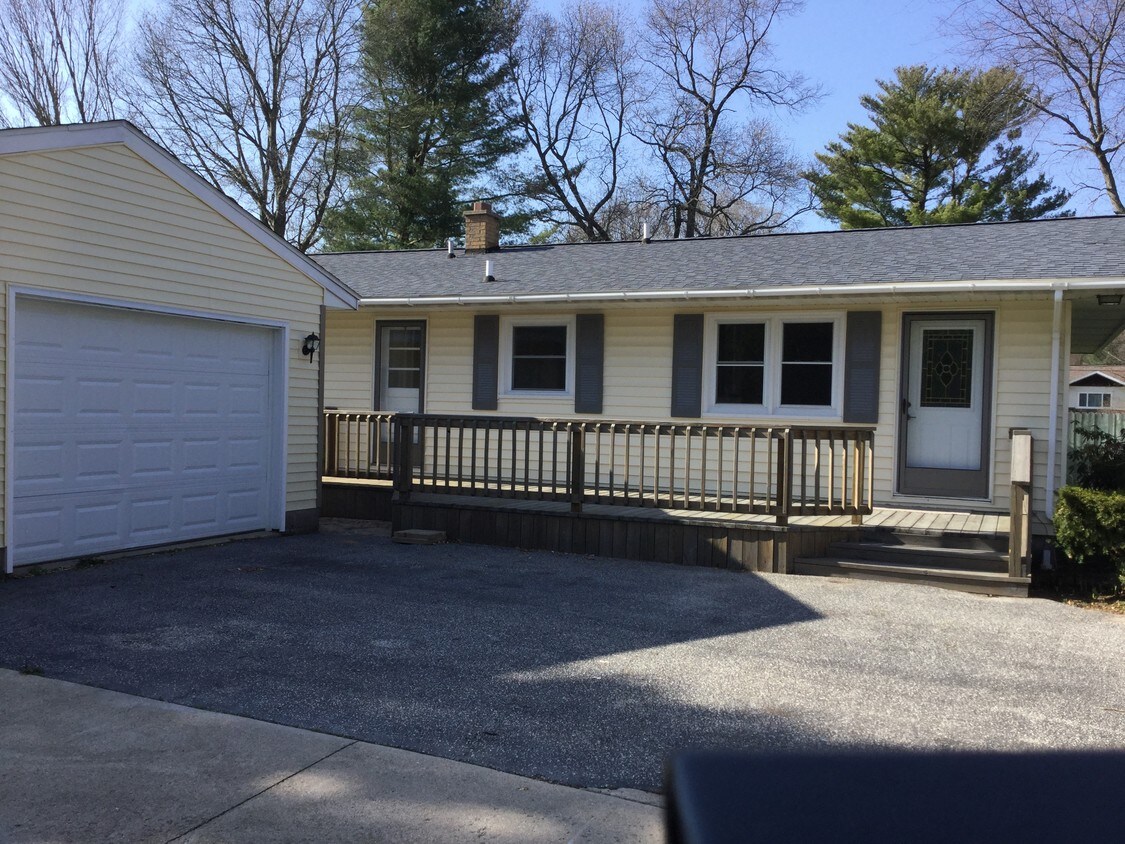 565 E Chadwick Dr, Muskegon, MI 49445 House Rental in Muskegon, MI
