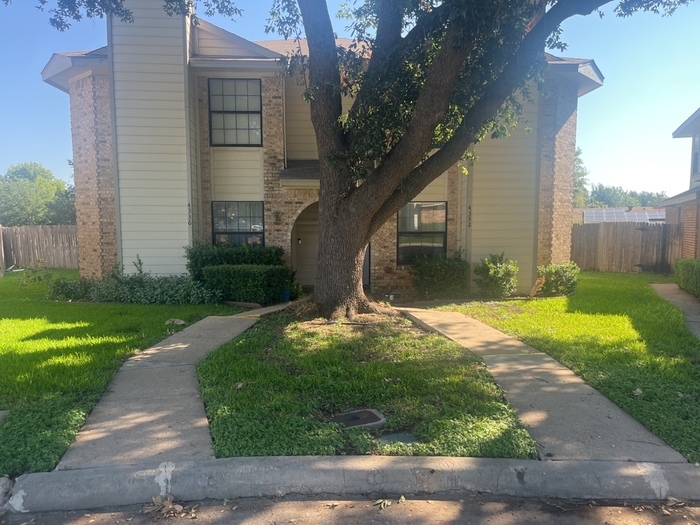 Primary Photo - Townhouse! 2 bedroom 2.5 bath 2 car garage!