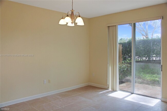 Foto del edificio - 3 br, 2.5 bath Townhome - 12442 Emerald Cr...