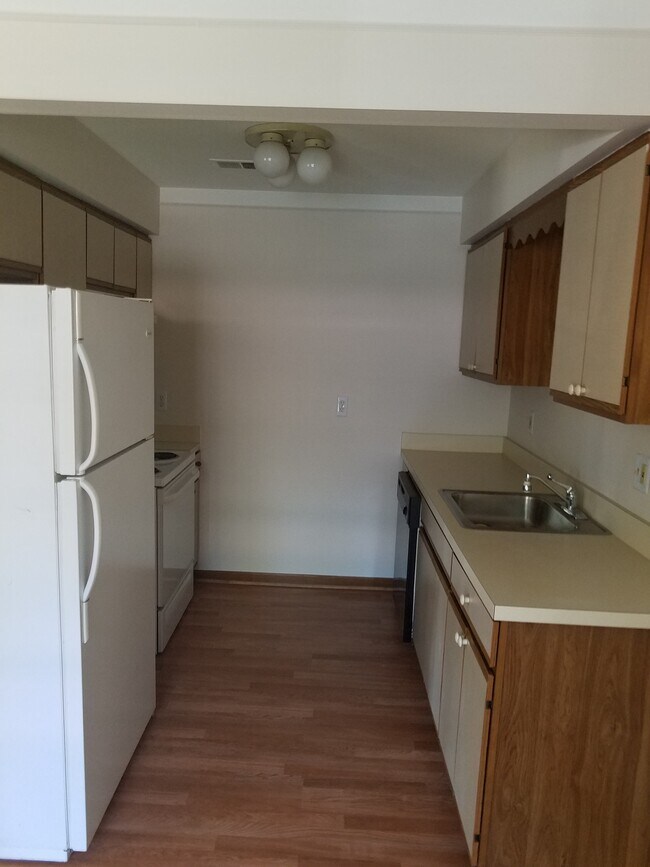 Kitchen - 17922 Phyllis St