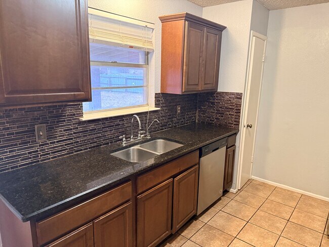 Building Photo - 2 Star Cir