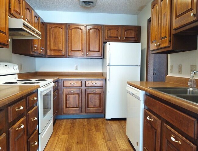 Foto del edificio - $1,195 | 1 Bedroom, 1 Bathroom Condo | Designed for Ages 55+ | Pet Friendly* | Available for Augu...