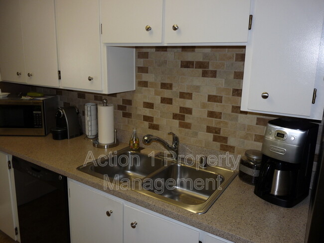 Building Photo - 2928 Fountainhead Dr