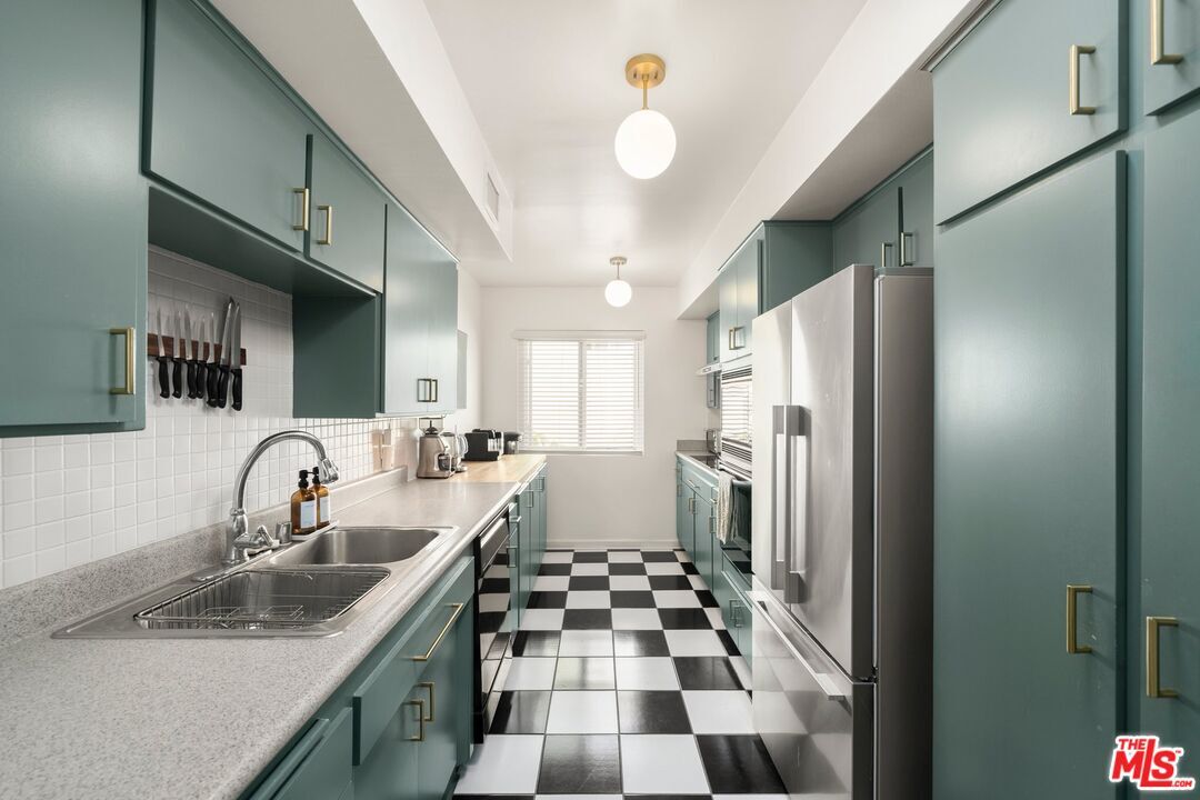 Foto principal - 7949 Selma Ave