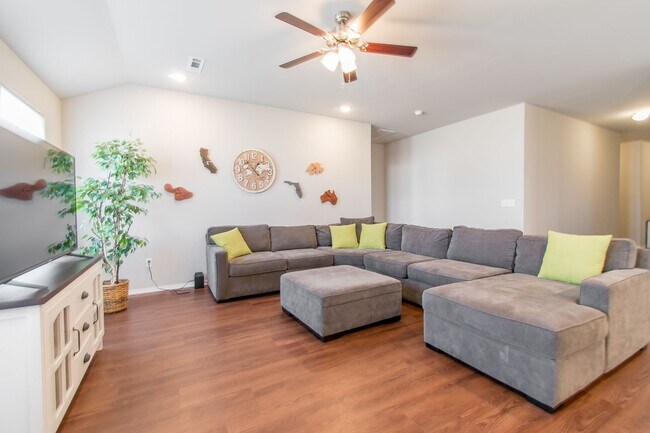 Foto del edificio - Well-Kept 4-bedroom 2 bath Home in Lowell! GREAT Location!