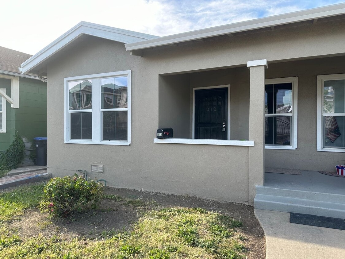 Primary Photo - Charming & Cheery 3-Bedroom Duplex in Old ...