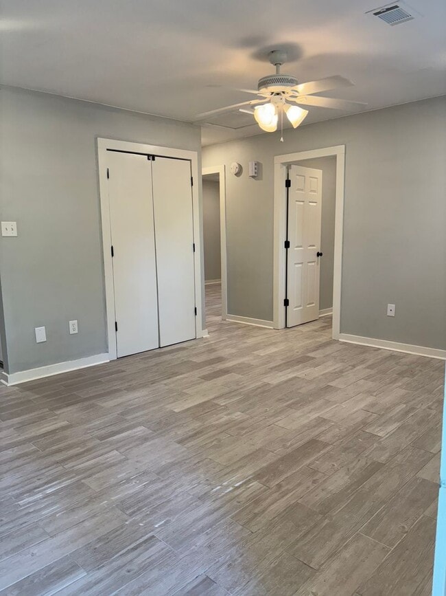 Building Photo - 810 E Oak Ave