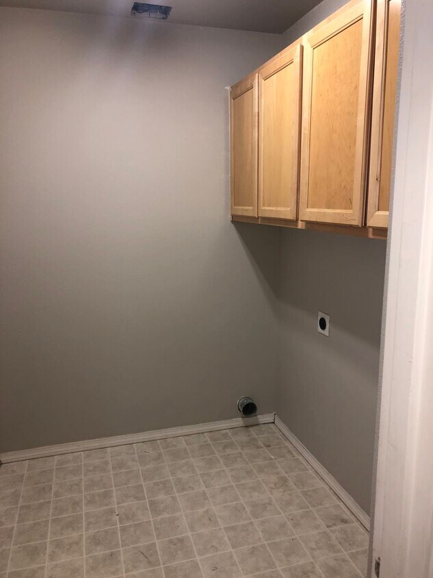 Building Photo - 3 Bedroom Town Home Close to Nike Available !