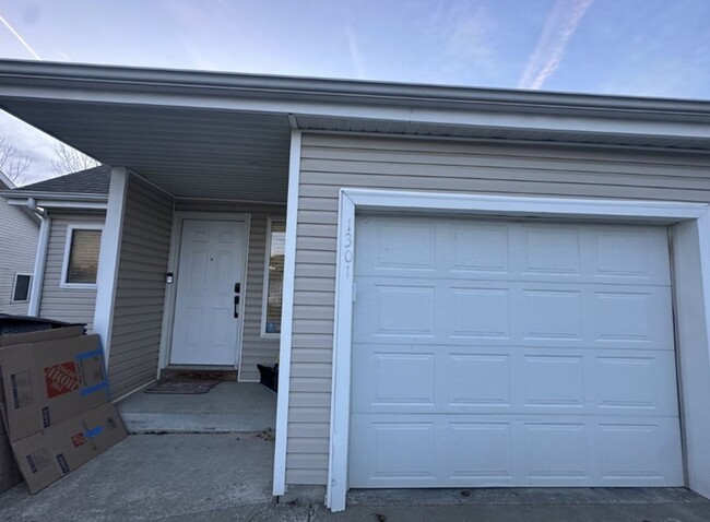 Building Photo - Beautiful Town Home + Deck & Patio + Easy ...