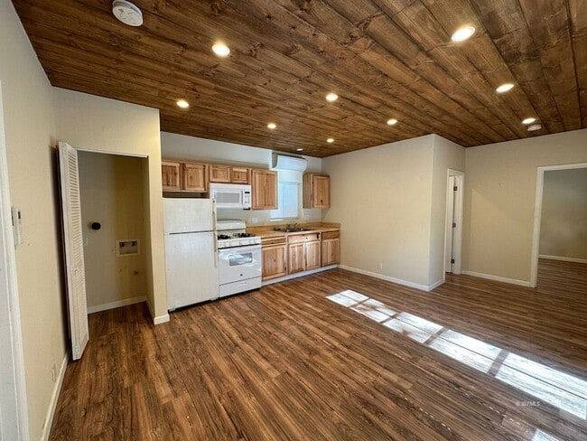 Building Photo - 25873 Cedar St