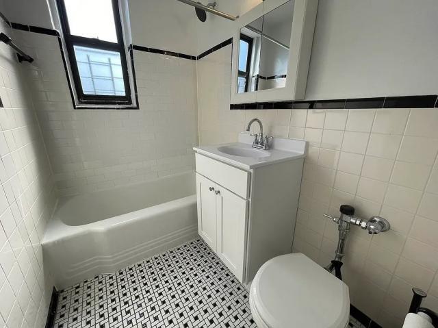 Foto del edificio - 1 bedroom in JACKSON HEIGHTS NY 11372