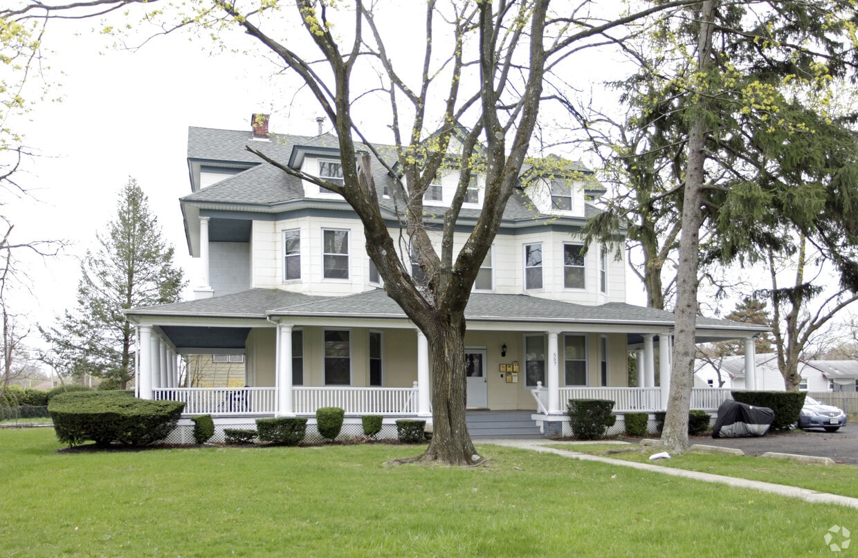 Primary Photo - 557 Westwood Ave