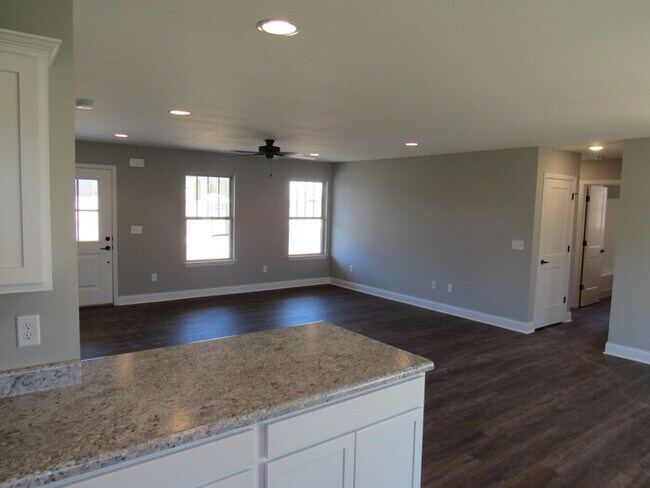 Building Photo - 3 Bedroom & 2 Bath Single-Family Home