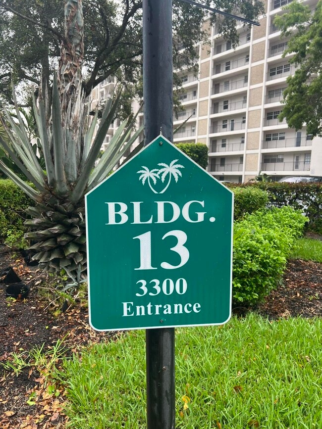 Building Photo - 3300 N Palm Aire Dr
