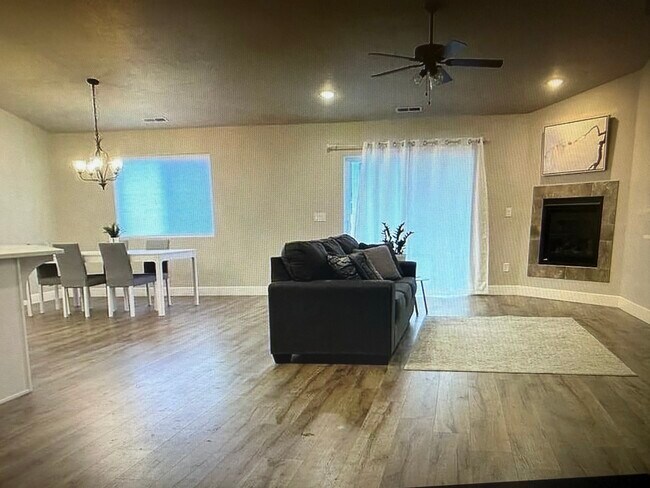 Foto del edificio - 1825 N Lund Hwy