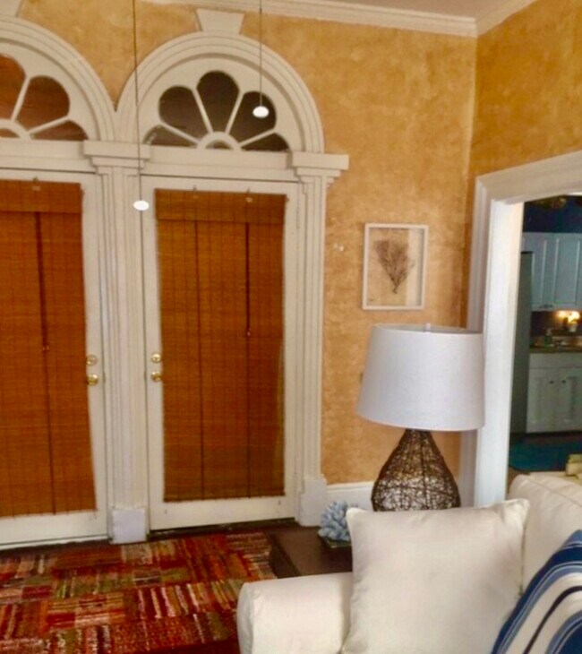 Entrada-Puertas dobles - 400 Simonton St