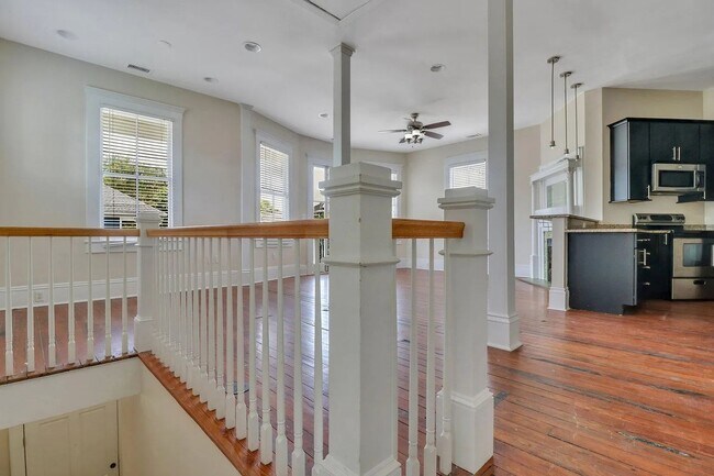 Foto del edificio - 2 BED | 2 BATH | PRIVATE FRONT AND BACK PORCH | MIDTOWN