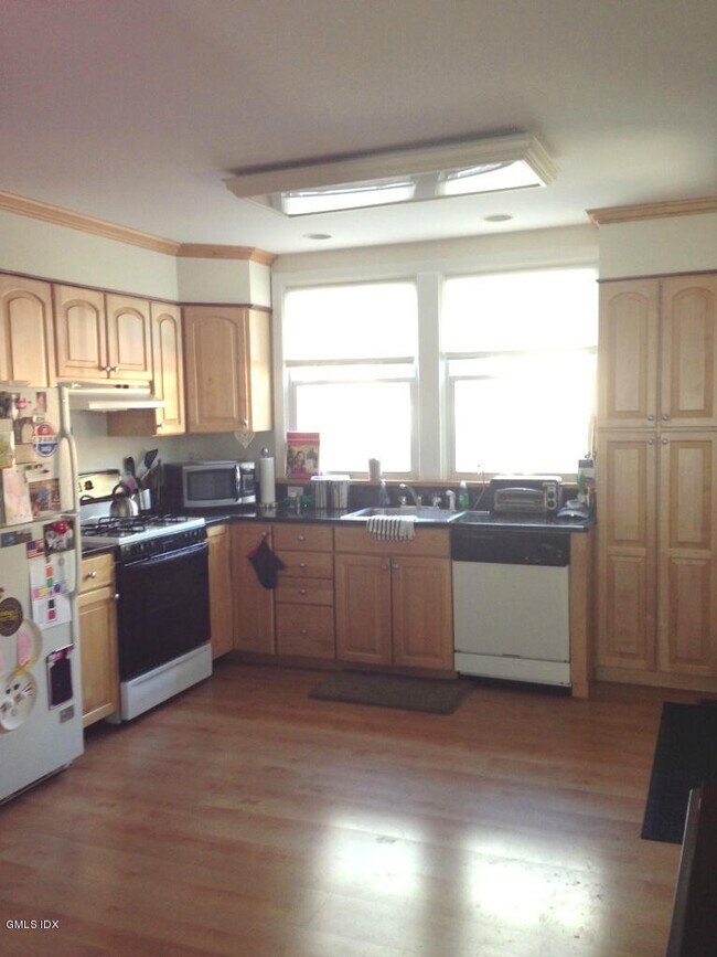 Building Photo - 305 Milbank Ave