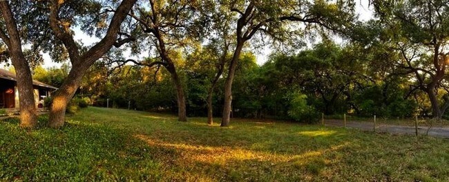 Foto del edificio - 8100 N Madrone Trail