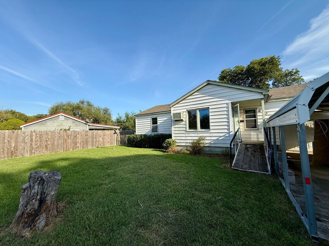 Foto principal - 3bed 1 bath $1,100 a month