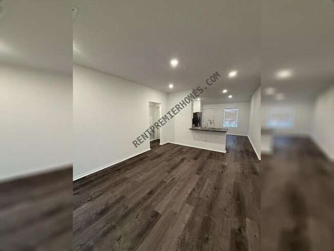 Building Photo - 34-10 10 Point Ln