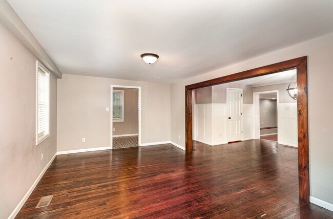 Building Photo - 4 Bedroom home in historic downtown Carlis...