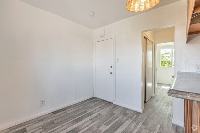 Building Photo - 847 W 43rd St
