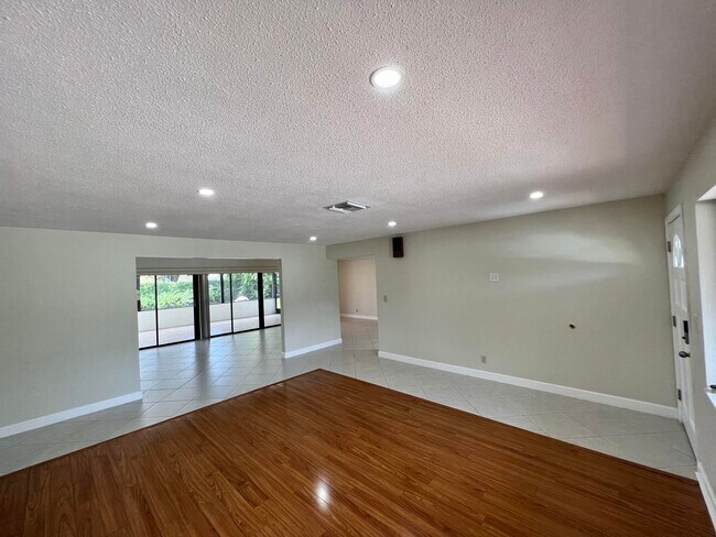 Foto del edificio - 4134 Holly Dr