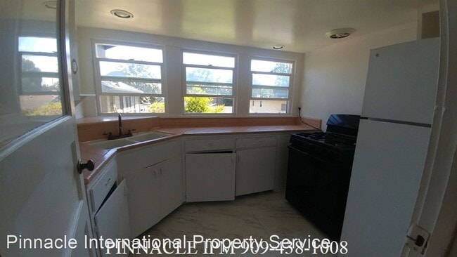 Building Photo - 2 br, 1 bath House - 742 E. Mountain St.