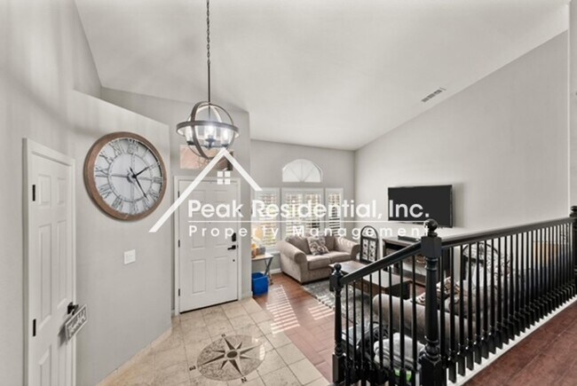 Foto del edificio - Spacious 4bd/3ba Roseville Home with Pool!