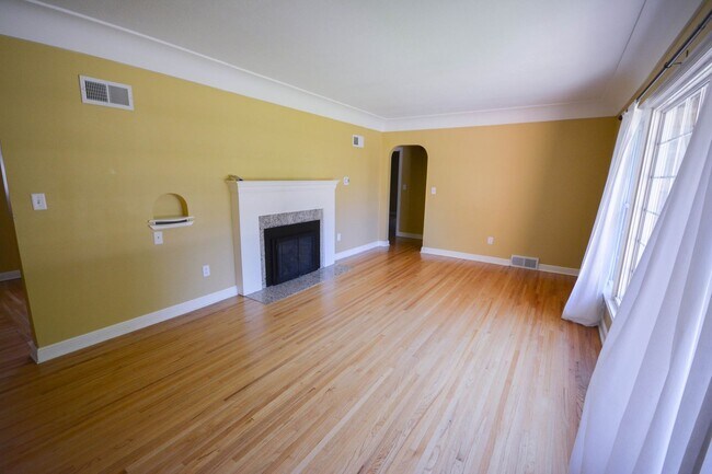 Foto del edificio - Gorgeous home on corner lot near Soldier's...