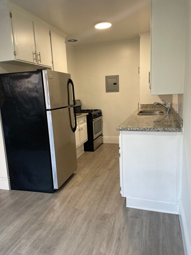 Kitchen - 1631 N Harvard Blvd