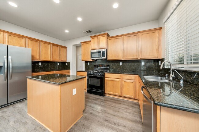 Foto del edificio - Spacious 4 Bedroom Home in Desirable Roseville Neighborhood