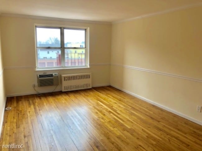 Building Photo - 1 br, 1 bath Apartment - 70 Croton Ave