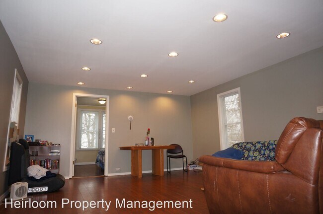 Building Photo - 1 br, 1 bath House - 921 E 8th Street