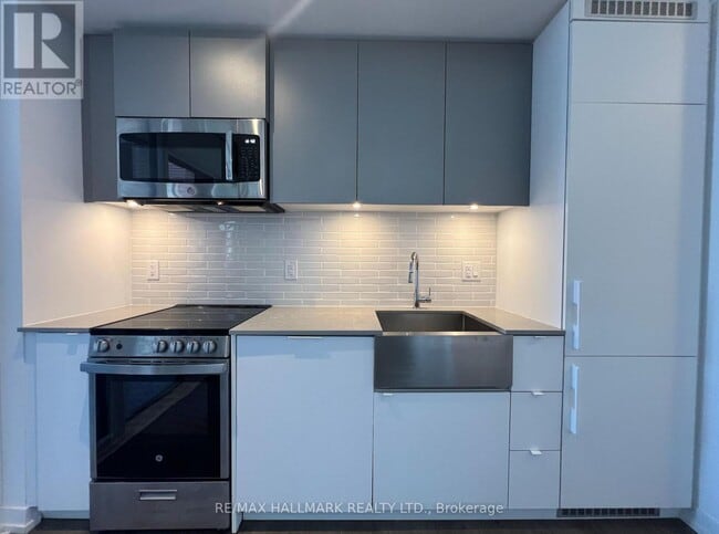 Building Photo - 270 Dufferin St