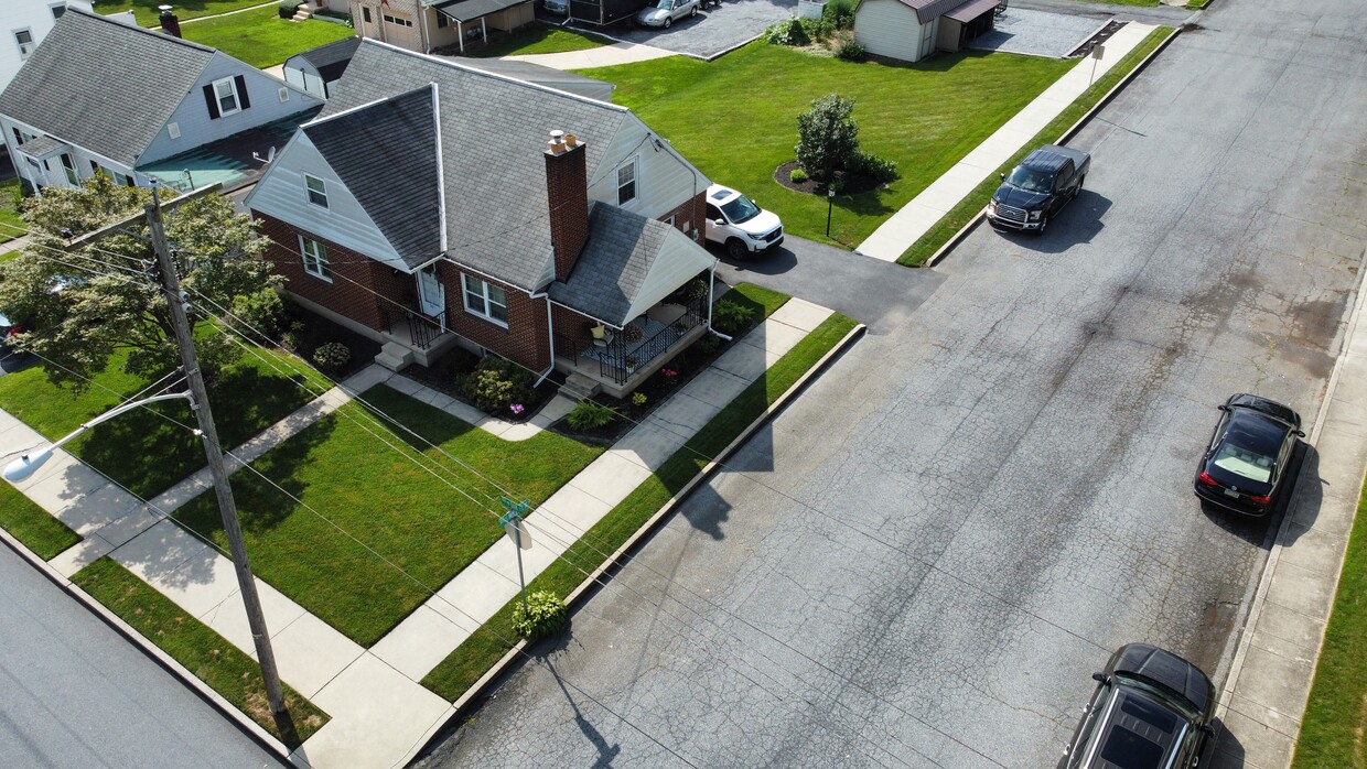 Building Photo - 701 W Oak St