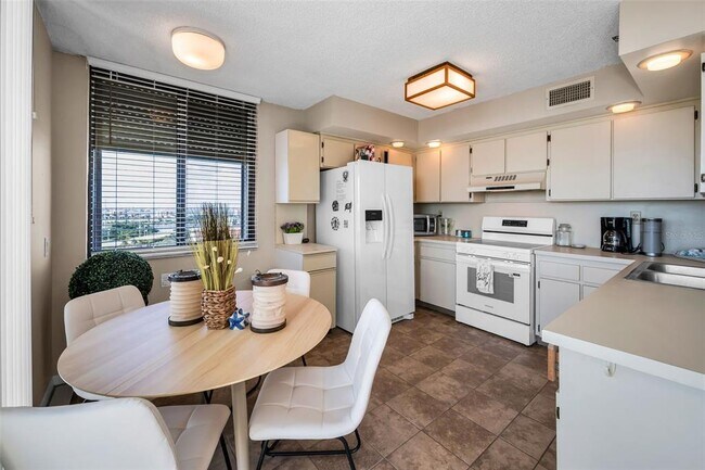 Building Photo - 6322 Palma Del Mar Blvd S