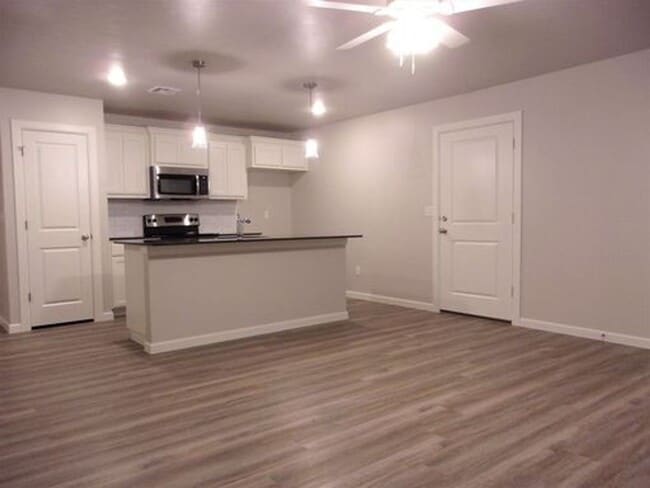 Building Photo - 3 Bed 2 Bath 2 Car Garage Duplex in Summit...