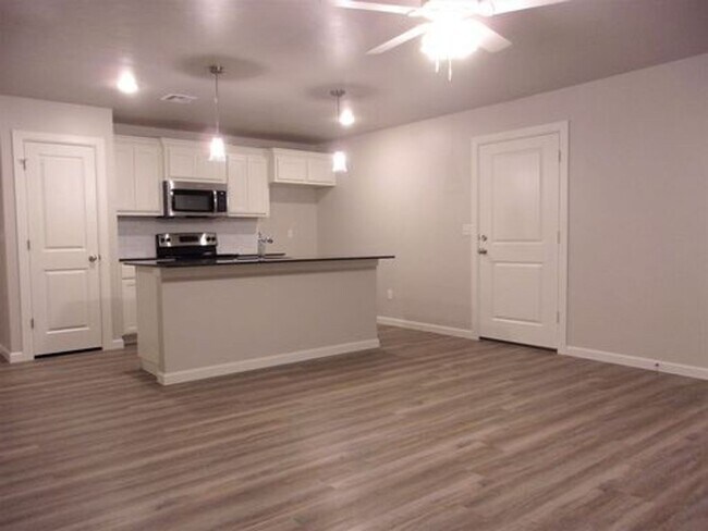 Foto del edificio - 3 Bed 2 Bath 2 Car Garage Duplex in Summit...