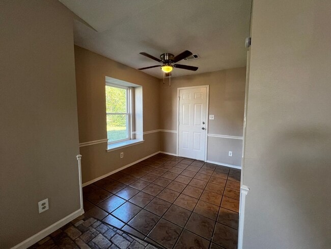 Building Photo - 3 Bedroom 2 Bathroom House