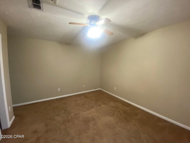 Foto del edificio - 136 Kristine Blvd