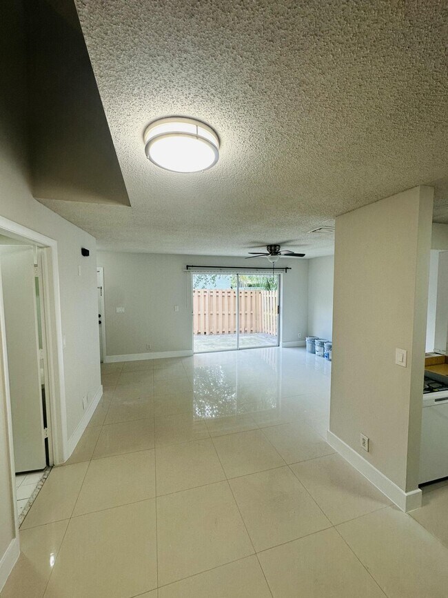 Foto del edificio - 451 Cypress Way W