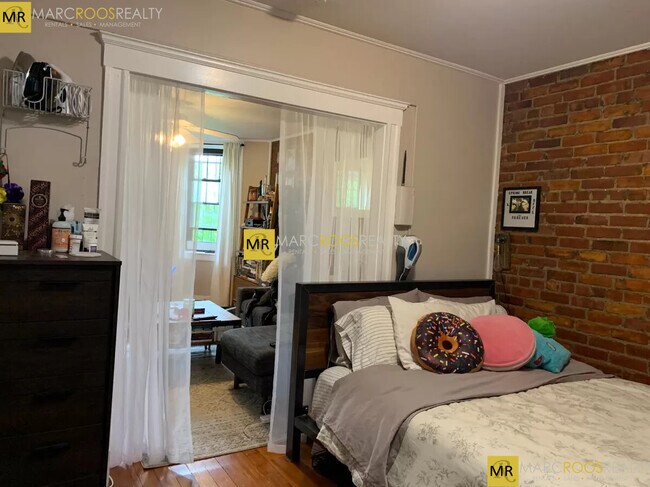 Building Photo - 382 Riverway St