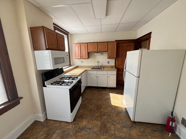 Building Photo - Spacious 2-Bed Near UC Medical Campus — Modern Updates, Central HVAC, Off-Street Parking