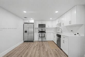 Building Photo - 4725 SW 62nd Ave